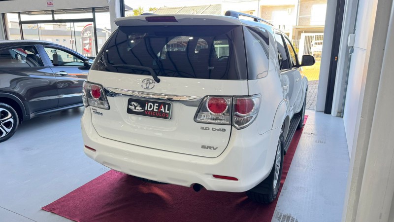 TOYOTA HILUX SW4 SRV D4-D 4X4 /2015 IDEAL VEÍCULOS LAJEADO / Carros no Vale