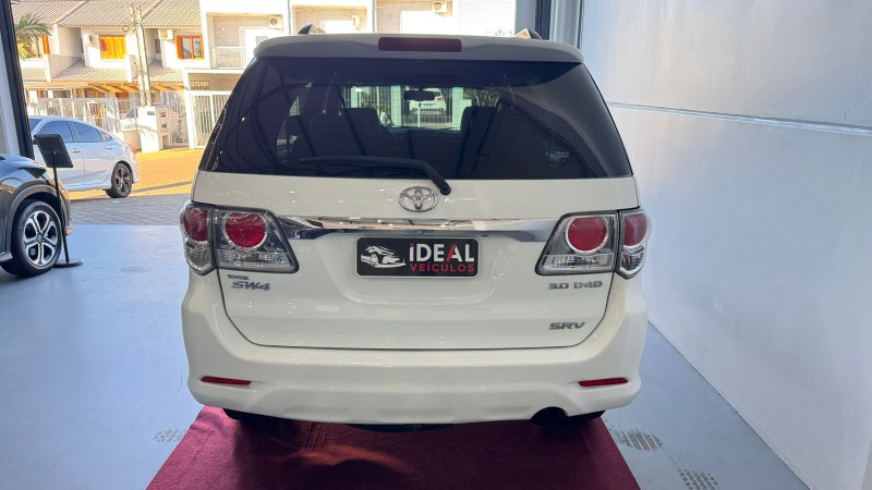 TOYOTA HILUX SW4 SRV D4-D 4X4 /2015 IDEAL VEÍCULOS LAJEADO / Carros no Vale