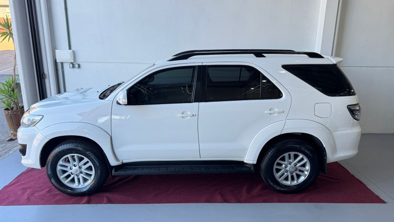 TOYOTA HILUX SW4 SRV D4-D 4X4 /2015 IDEAL VEÍCULOS LAJEADO / Carros no Vale