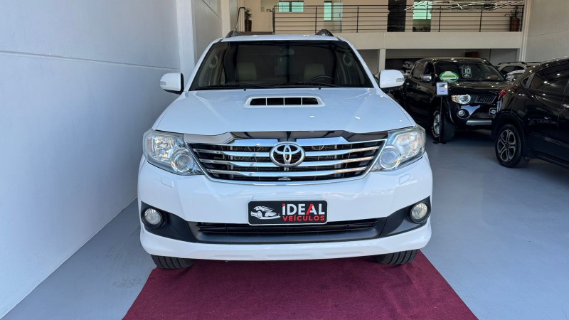 TOYOTA HILUX SW4 SRV D4-D 4X4 /2015 IDEAL VEÍCULOS LAJEADO / Carros no Vale