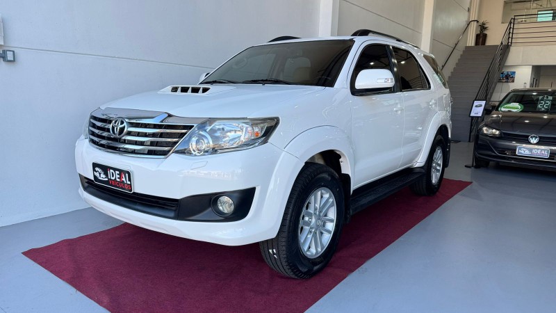 TOYOTA HILUX SW4 SRV D4-D 4X4 /2015 IDEAL VEÍCULOS LAJEADO / Carros no Vale