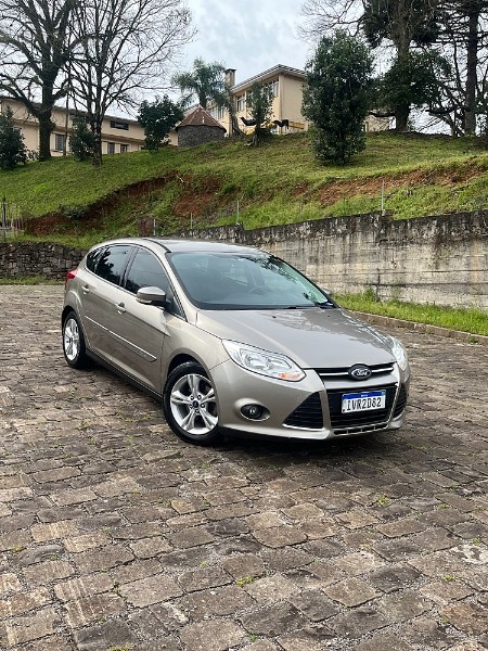 FORD FOCUS HATCH 1.6 MANUAL 2014/2014 BOSCO AUTOMÓVEIS GUAPORÉ / Carros no Vale