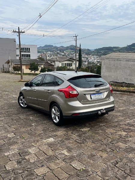 FORD FOCUS HATCH 1.6 MANUAL 2014/2014 BOSCO AUTOMÓVEIS GUAPORÉ / Carros no Vale
