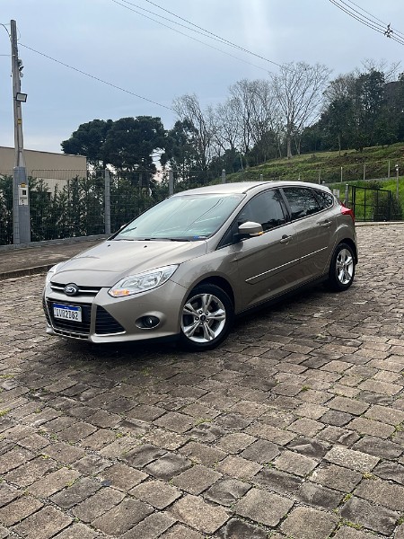 FORD FOCUS HATCH 1.6 MANUAL 2014/2014 BOSCO AUTOMÓVEIS GUAPORÉ / Carros no Vale
