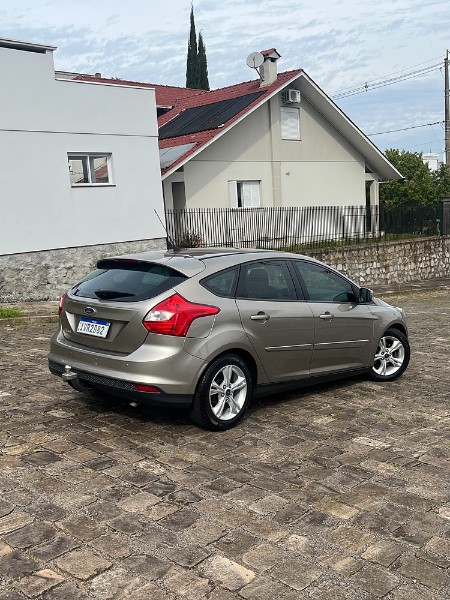 FORD FOCUS HATCH 1.6 MANUAL 2014/2014 BOSCO AUTOMÓVEIS GUAPORÉ / Carros no Vale