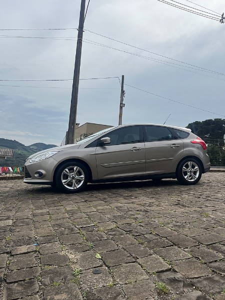 FORD FOCUS HATCH 1.6 MANUAL 2014/2014 BOSCO AUTOMÓVEIS GUAPORÉ / Carros no Vale