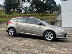 FORD FOCUS HATCH 1.6 MANUAL 2014/2014 BOSCO AUTOMÓVEIS GUAPORÉ / Carros no Vale