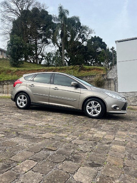 FORD FOCUS HATCH 1.6 MANUAL 2014/2014 BOSCO AUTOMÓVEIS GUAPORÉ / Carros no Vale