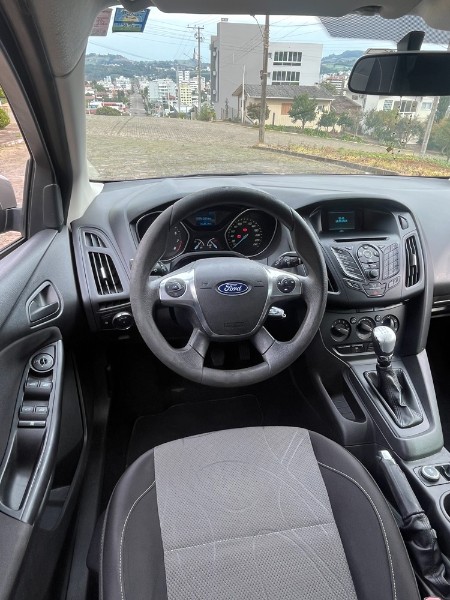 FORD FOCUS HATCH 1.6 MANUAL 2014/2014 BOSCO AUTOMÓVEIS GUAPORÉ / Carros no Vale