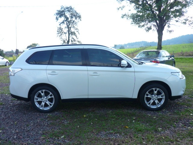MITSUBISHI OUTLANDER 2.0 16V GASOLINA 4P AUTOMÁTICO 2013/2014 PREMIUM AUTOMÓVEIS ARROIO DO MEIO / Carros no Vale