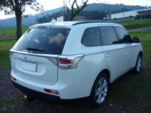 MITSUBISHI OUTLANDER 2.0 16V GASOLINA 4P AUTOMÁTICO 2013/2014 PREMIUM AUTOMÓVEIS ARROIO DO MEIO / Carros no Vale