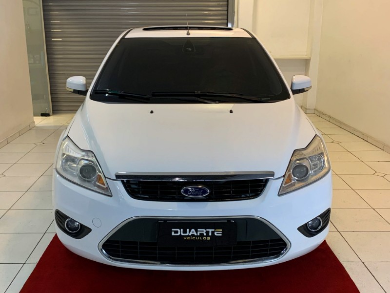 FORD FOCUS 2.0 TITANIUM PLUS HATCH 16V FLEX 4P AUTO 2012/2012 DUARTE VEÍCULOS PORTO ALEGRE / Carros no Vale