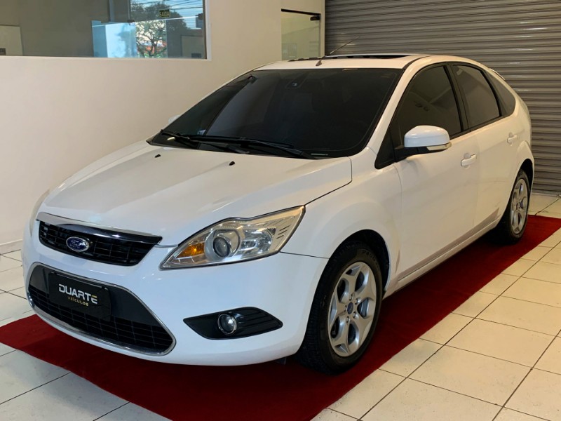 FORD FOCUS 2.0 TITANIUM PLUS HATCH 16V FLEX 4P AUTO 2012/2012 DUARTE VEÍCULOS PORTO ALEGRE / Carros no Vale