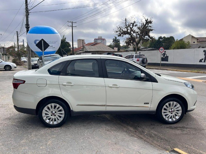 FIAT GRAND SIENA ESSENCE 1.6 FLEX 16V 2016/2016 LS MULTIMARCAS VENÂNCIO AIRES / Carros no Vale