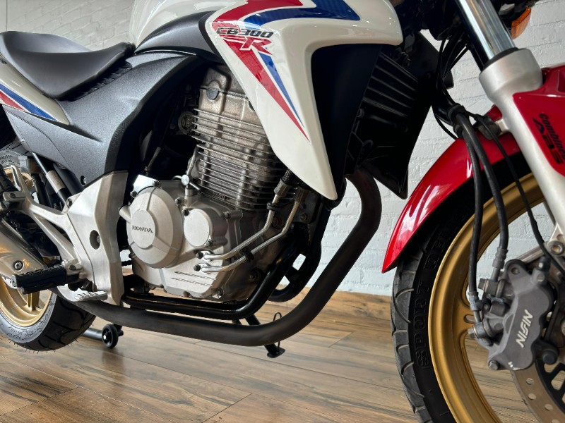 HONDA MOTOS CB 300R /2015 RT 811 VEÍCULOS ARROIO DO MEIO / Carros no Vale