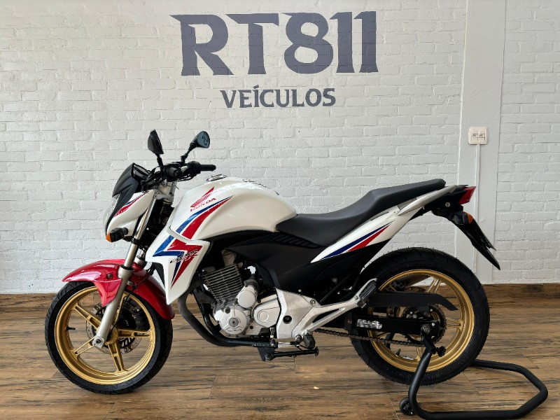 HONDA MOTOS CB 300R /2015 RT 811 VEÍCULOS ARROIO DO MEIO / Carros no Vale