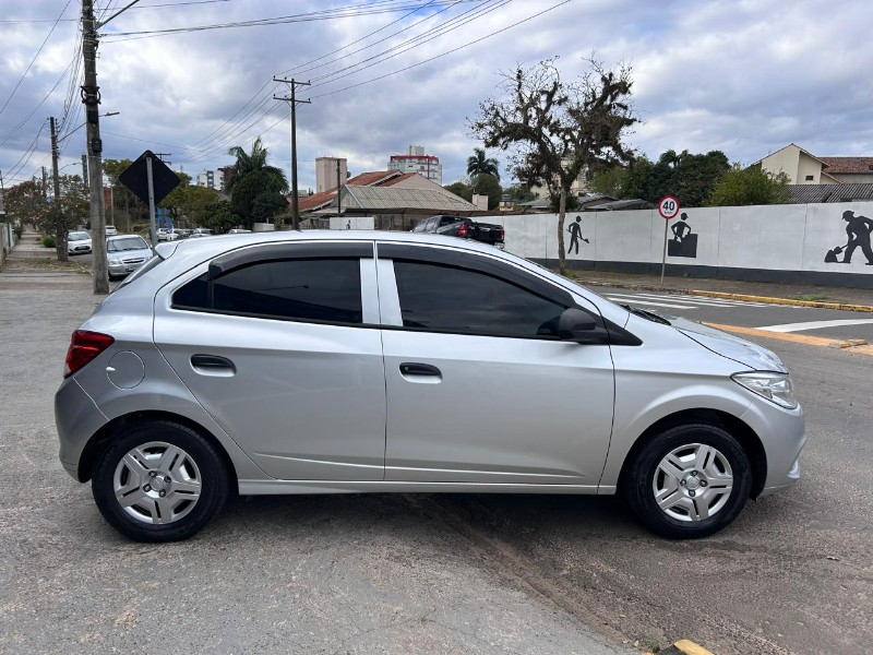 CHEVROLET ONIX HATCH JOY 1.0 8V FLEX 5P MEC. 2017/2017 LS MULTIMARCAS VENÂNCIO AIRES / Carros no Vale