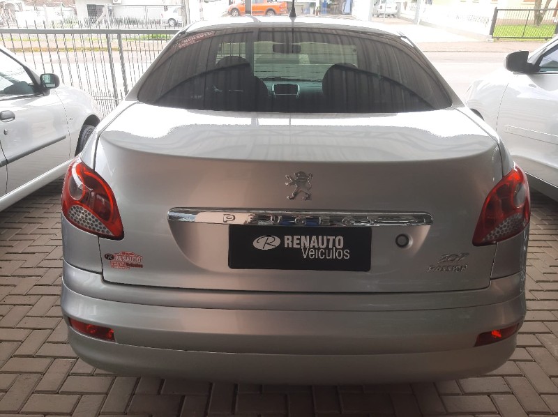 PEUGEOT 207 SEDAN PASSION XR 1.4 8V FLEX 2013/2013 RENAUTO VEÍCULOS LAJEADO / Carros no Vale