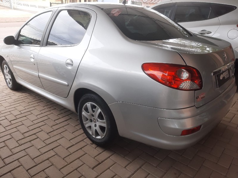 PEUGEOT 207 SEDAN PASSION XR 1.4 8V FLEX 2013/2013 RENAUTO VEÍCULOS LAJEADO / Carros no Vale