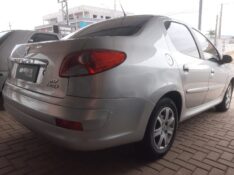 PEUGEOT 207 SEDAN PASSION XR 1.4 8V FLEX 2013/2013 RENAUTO VEÍCULOS LAJEADO / Carros no Vale