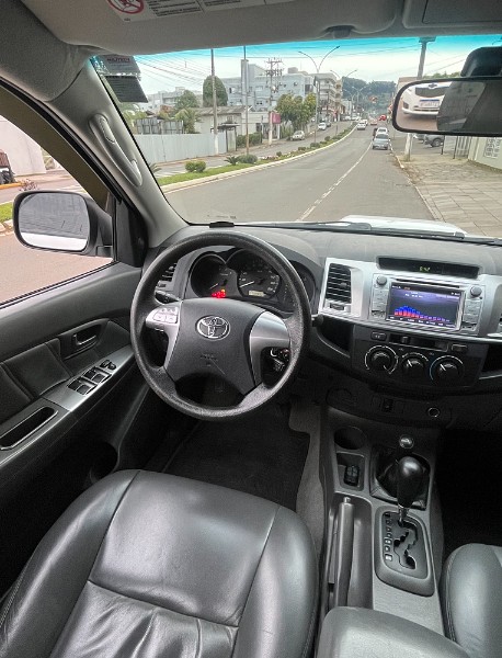 TOYOTA HILUX 3.0 SR 4X4 CD 16V TURBO INTERCOOLER DIESEL 4P AUTOMÁTICO 2014/2015 BOSCO AUTOMÓVEIS GUAPORÉ / Carros no Vale