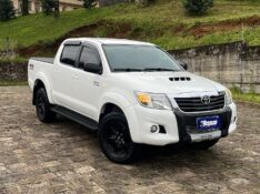 TOYOTA HILUX 3.0 SR 4X4 CD 16V TURBO INTERCOOLER DIESEL 4P AUTOMÁTICO 2014/2015 BOSCO AUTOMÓVEIS GUAPORÉ / Carros no Vale