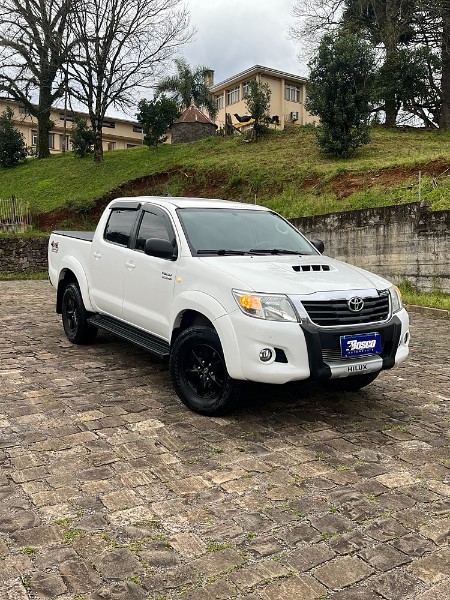 TOYOTA HILUX 3.0 SR 4X4 CD 16V TURBO INTERCOOLER DIESEL 4P AUTOMÁTICO 2014/2015 BOSCO AUTOMÓVEIS GUAPORÉ / Carros no Vale