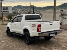 TOYOTA HILUX 3.0 SR 4X4 CD 16V TURBO INTERCOOLER DIESEL 4P AUTOMÁTICO 2014/2015 BOSCO AUTOMÓVEIS GUAPORÉ / Carros no Vale