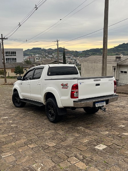 TOYOTA HILUX 3.0 SR 4X4 CD 16V TURBO INTERCOOLER DIESEL 4P AUTOMÁTICO 2014/2015 BOSCO AUTOMÓVEIS GUAPORÉ / Carros no Vale