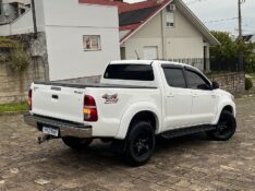 TOYOTA HILUX 3.0 SR 4X4 CD 16V TURBO INTERCOOLER DIESEL 4P AUTOMÁTICO 2014/2015 BOSCO AUTOMÓVEIS GUAPORÉ / Carros no Vale