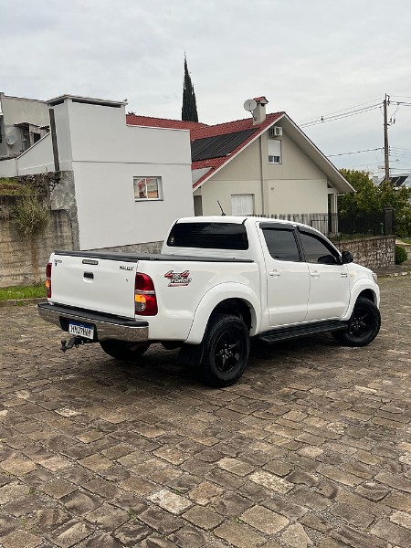 TOYOTA HILUX 3.0 SR 4X4 CD 16V TURBO INTERCOOLER DIESEL 4P AUTOMÁTICO 2014/2015 BOSCO AUTOMÓVEIS GUAPORÉ / Carros no Vale