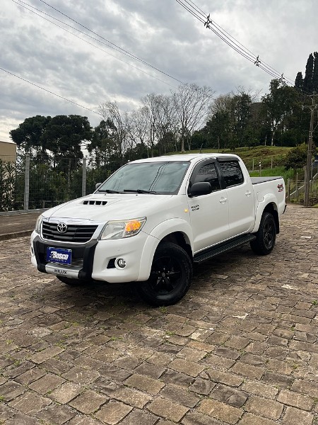 TOYOTA HILUX 3.0 SR 4X4 CD 16V TURBO INTERCOOLER DIESEL 4P AUTOMÁTICO 2014/2015 BOSCO AUTOMÓVEIS GUAPORÉ / Carros no Vale
