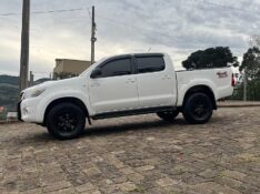 TOYOTA HILUX 3.0 SR 4X4 CD 16V TURBO INTERCOOLER DIESEL 4P AUTOMÁTICO 2014/2015 BOSCO AUTOMÓVEIS GUAPORÉ / Carros no Vale