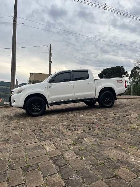 TOYOTA HILUX 3.0 SR 4X4 CD 16V TURBO INTERCOOLER DIESEL 4P AUTOMÁTICO 2014/2015 BOSCO AUTOMÓVEIS GUAPORÉ / Carros no Vale