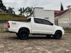 TOYOTA HILUX 3.0 SR 4X4 CD 16V TURBO INTERCOOLER DIESEL 4P AUTOMÁTICO 2014/2015 BOSCO AUTOMÓVEIS GUAPORÉ / Carros no Vale