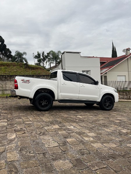 TOYOTA HILUX 3.0 SR 4X4 CD 16V TURBO INTERCOOLER DIESEL 4P AUTOMÁTICO 2014/2015 BOSCO AUTOMÓVEIS GUAPORÉ / Carros no Vale