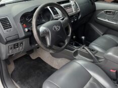 TOYOTA HILUX 3.0 SR 4X4 CD 16V TURBO INTERCOOLER DIESEL 4P AUTOMÁTICO 2014/2015 BOSCO AUTOMÓVEIS GUAPORÉ / Carros no Vale