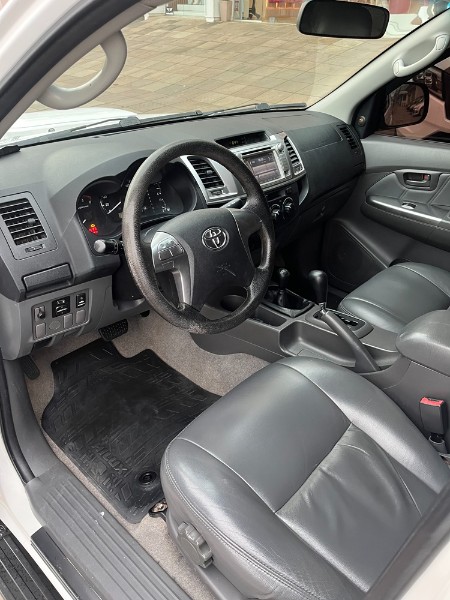 TOYOTA HILUX 3.0 SR 4X4 CD 16V TURBO INTERCOOLER DIESEL 4P AUTOMÁTICO 2014/2015 BOSCO AUTOMÓVEIS GUAPORÉ / Carros no Vale