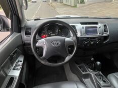 TOYOTA HILUX 3.0 SR 4X4 CD 16V TURBO INTERCOOLER DIESEL 4P AUTOMÁTICO 2014/2015 BOSCO AUTOMÓVEIS GUAPORÉ / Carros no Vale
