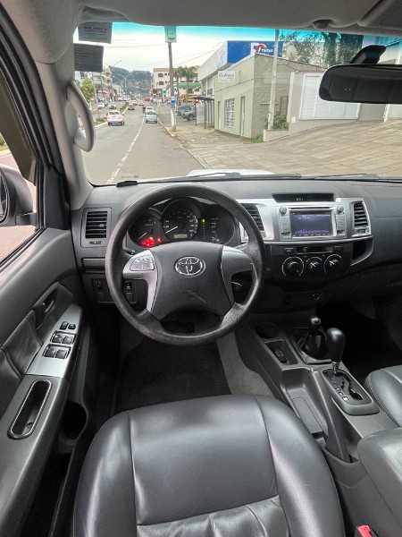 TOYOTA HILUX 3.0 SR 4X4 CD 16V TURBO INTERCOOLER DIESEL 4P AUTOMÁTICO 2014/2015 BOSCO AUTOMÓVEIS GUAPORÉ / Carros no Vale