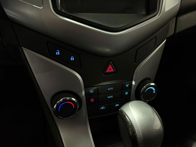 Chevrolet Cruze 1.8 Lt 16v 2012/2013 SIM VEÍCULOS PORTO ALEGRE / Carros no Vale