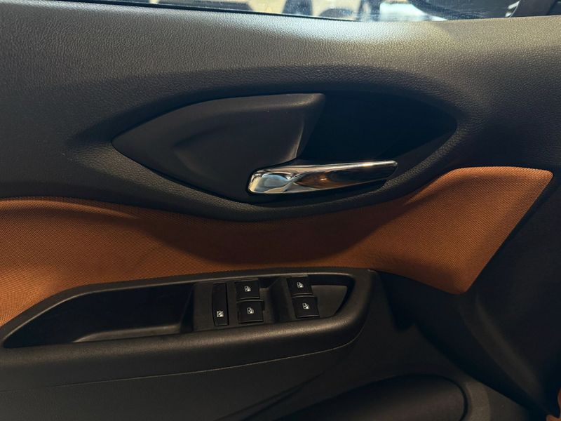 Chevrolet Onix 1.4 Act 2016/2017 SIM VEÍCULOS PORTO ALEGRE / Carros no Vale
