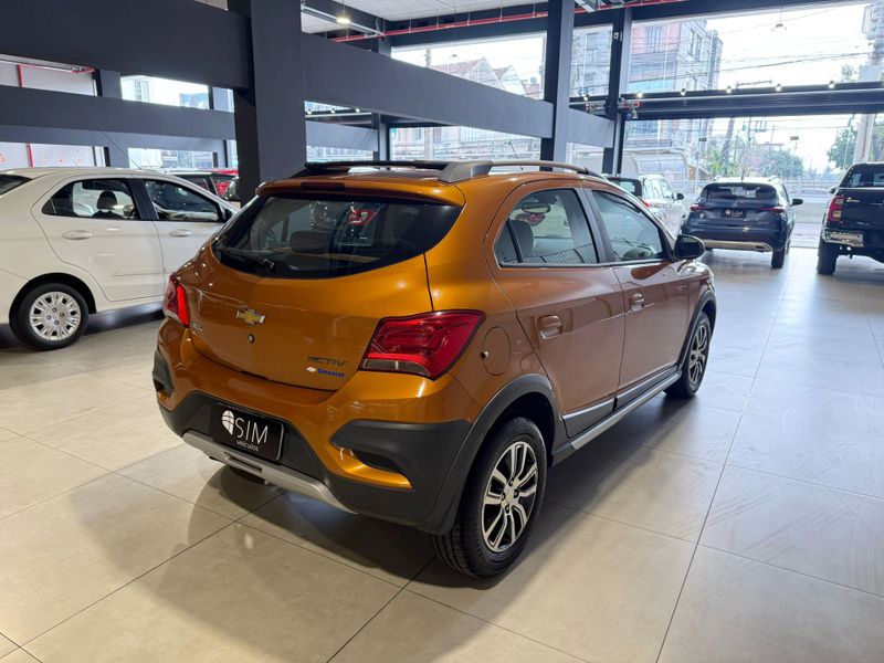 Chevrolet Onix 1.4 Act 2016/2017 SIM VEÍCULOS PORTO ALEGRE / Carros no Vale