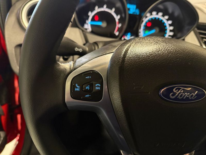 Ford Fiesta 1.6 Titanium Hatch 16v Powershift 2014/2015 SIM VEÍCULOS PORTO ALEGRE / Carros no Vale