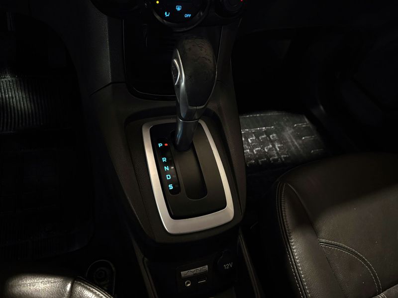 Ford Fiesta 1.6 Titanium Hatch 16v Powershift 2014/2015 SUZUKI GRAN VITARA 4X2 2.0 2014/2014 / Carros no Vale