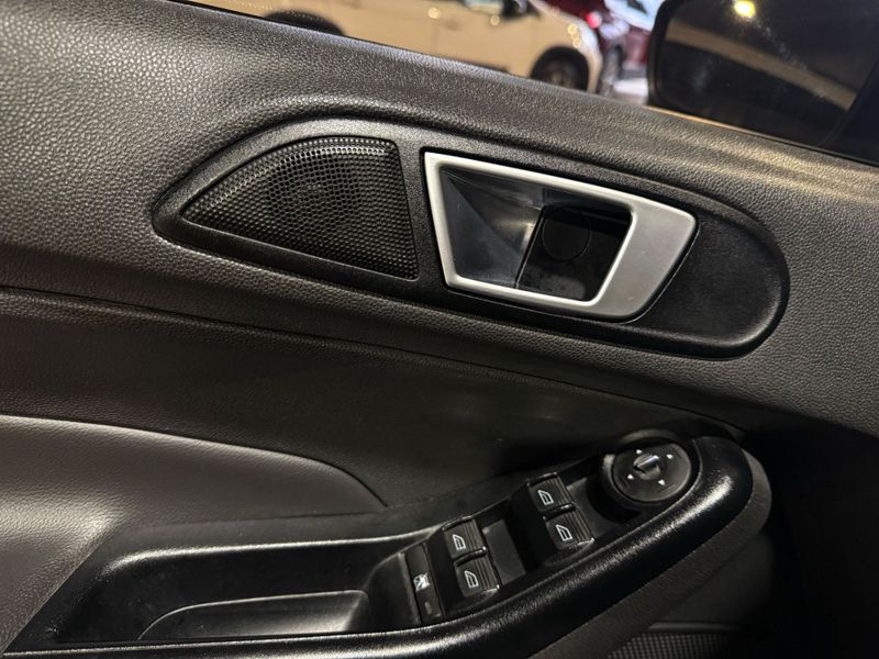 Ford Fiesta 1.6 Titanium Hatch 16v Powershift 2014/2015 SUZUKI GRAN VITARA 4X2 2.0 2014/2014 / Carros no Vale
