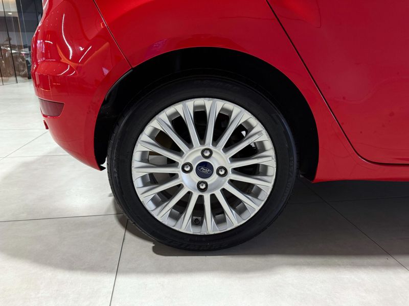 Ford Fiesta 1.6 Titanium Hatch 16v Powershift 2014/2015 SIM VEÍCULOS PORTO ALEGRE / Carros no Vale
