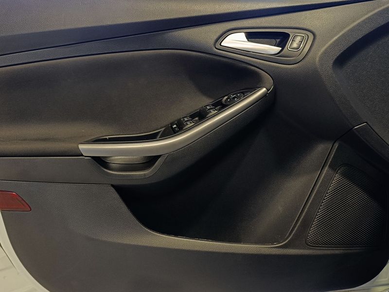 Ford Focus 1.6 Se 16v 2017/2018 SIM VEÍCULOS PORTO ALEGRE / Carros no Vale