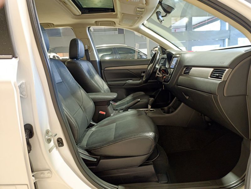 Mitsubishi Outlander 3.0 Gt 4×4 V6 24v 2014/2015 SIM VEÍCULOS PORTO ALEGRE / Carros no Vale