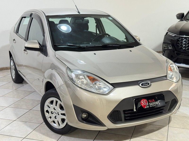 FORD FIESTA 1.6 MPI SEDAN 8V 2013/2014 SUL SERRA MOTORS CAXIAS DO SUL / Carros no Vale